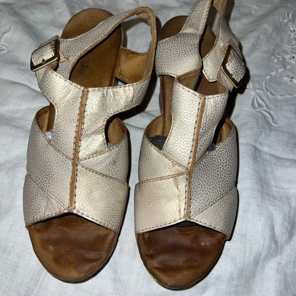 Clark’s espadrille soft gold sandals size 8 all leather upper‎ size 8